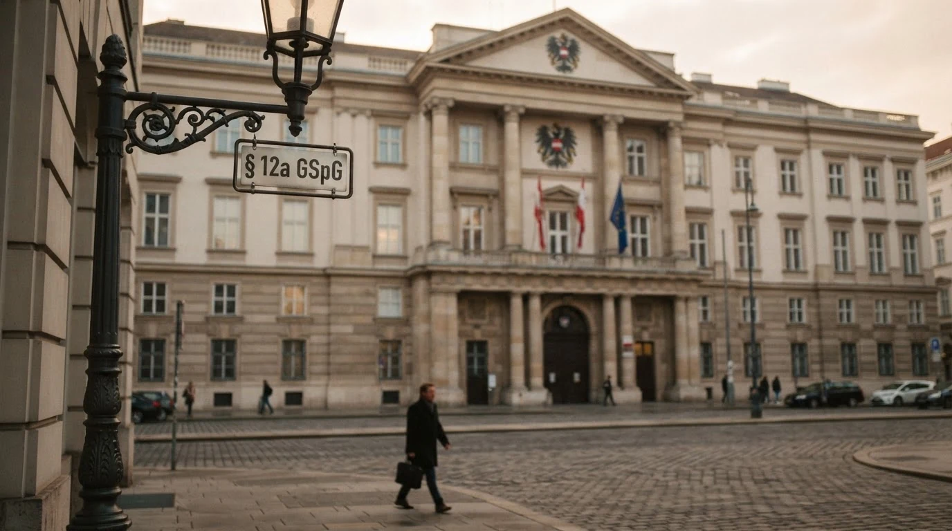 Das Gebäude des Bundesministeriums für Finanzen in Wien an der Fassade vorbei eine Straßenlaterne mit einem Schild „§ 12a GSpG“